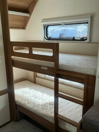 hobby-545-kmf-de-luxe-k248yesenger-lav-seng-alde-gulvvarme-stekeovn-stort-kj248leskap-tv-2021-big-57