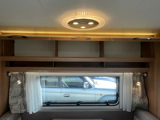 hobby-545-kmf-de-luxe-k248yesenger-lav-seng-alde-gulvvarme-stekeovn-stort-kj248leskap-tv-2021-big-23