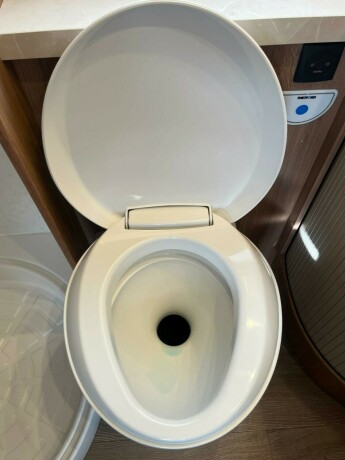 hobby-545-kmf-de-luxe-k248yesenger-lav-seng-alde-gulvvarme-stekeovn-stort-kj248leskap-tv-2021-big-49