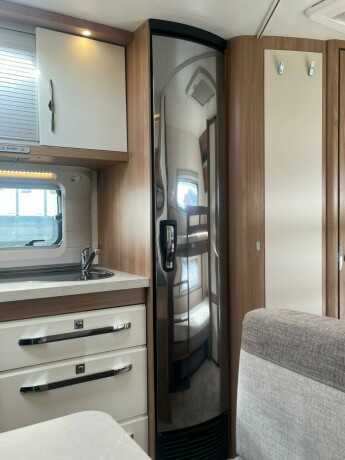 hobby-545-kmf-de-luxe-k248yesenger-lav-seng-alde-gulvvarme-stekeovn-stort-kj248leskap-tv-2021-big-35