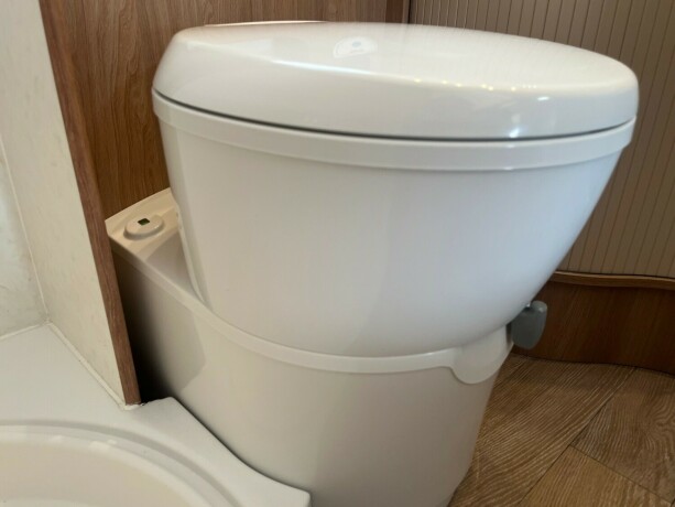 hobby-545-kmf-de-luxe-k248yesenger-lav-seng-alde-gulvvarme-stekeovn-stort-kj248leskap-tv-2021-big-47