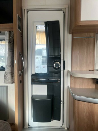 hobby-545-kmf-de-luxe-k248yesenger-lav-seng-alde-gulvvarme-stekeovn-stort-kj248leskap-tv-2021-big-19