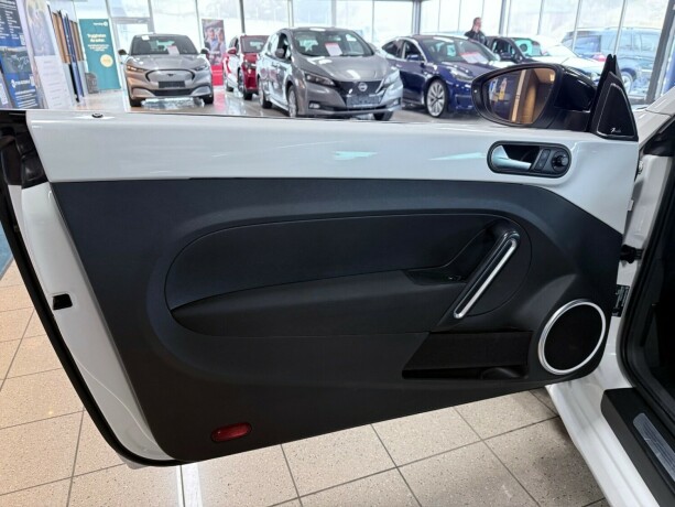 volkswagen-beetle-bensin-2014-big-9