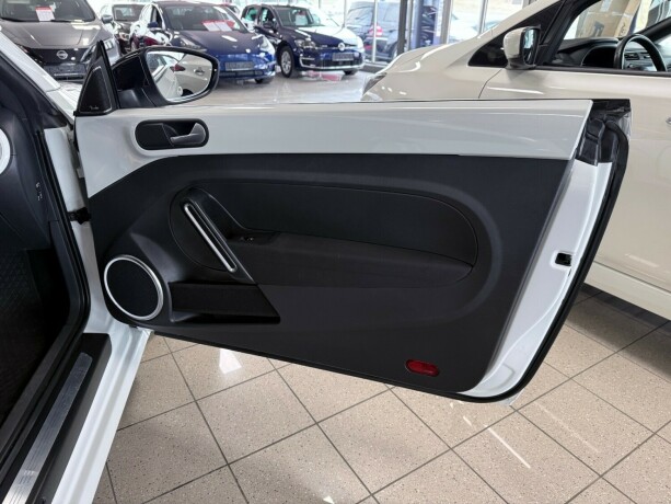 volkswagen-beetle-bensin-2014-big-24