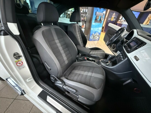 volkswagen-beetle-bensin-2014-big-25