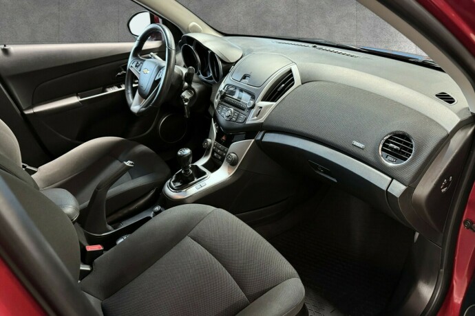 chevrolet-cruze-bensin-2013-big-18