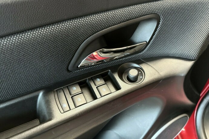 chevrolet-cruze-bensin-2013-big-23