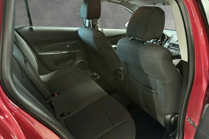 chevrolet-cruze-bensin-2013-big-12