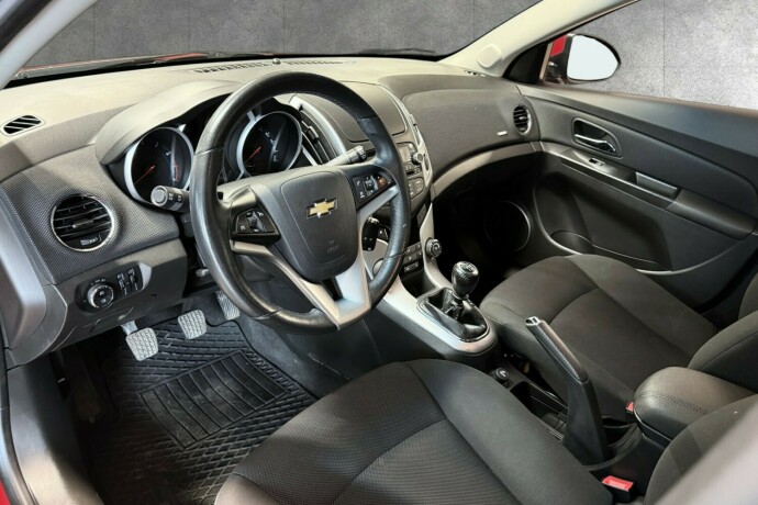 chevrolet-cruze-bensin-2013-big-10