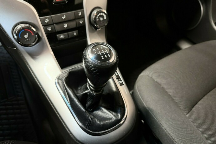 chevrolet-cruze-bensin-2013-big-16