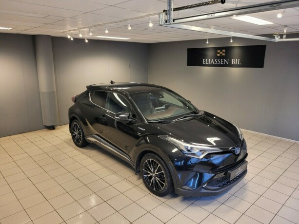 toyota-c-hr-elektrisitetbensin-2017-big-1
