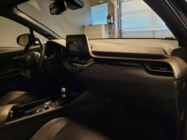 toyota-c-hr-elektrisitetbensin-2017-big-11