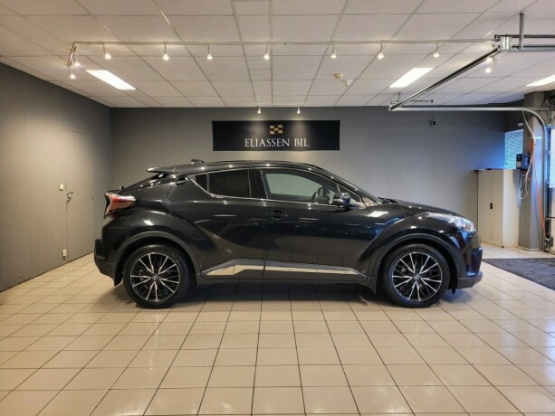 toyota-c-hr-elektrisitetbensin-2017-big-3