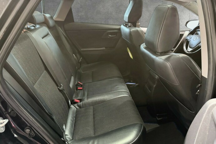 toyota-auris-elektrisitetbensin-2015-big-16