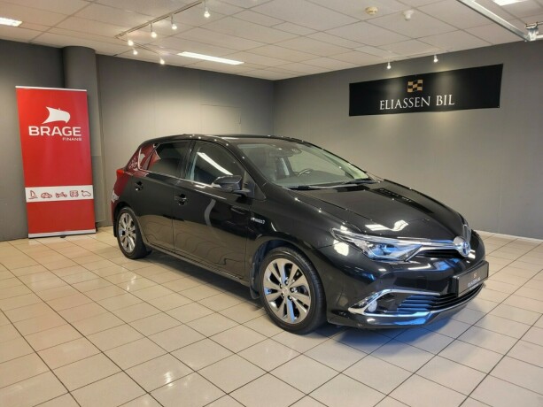 toyota-auris-elektrisitetbensin-2016-big-0