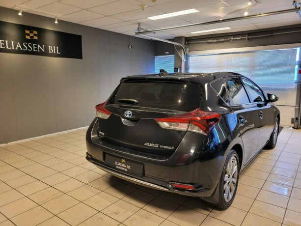 toyota-auris-elektrisitetbensin-2016-big-5