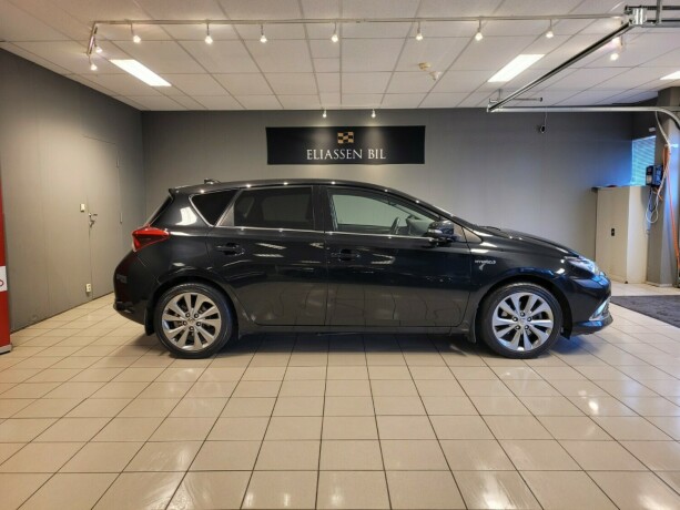 toyota-auris-elektrisitetbensin-2016-big-3