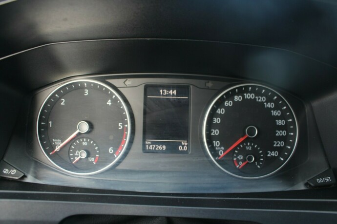 volkswagen-transporter-diesel-2019-big-11