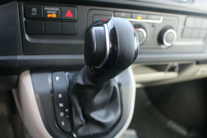 volkswagen-transporter-diesel-2019-big-17