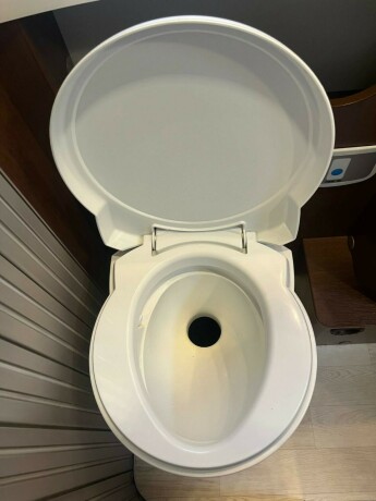 roller-team-t-line-xl-s-queensbed-senkeseng-webasto-stort-kj248leskap-registerkjede-lav-km-diesel-2013-big-57