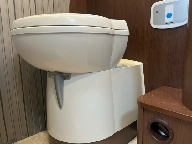 roller-team-t-line-xl-s-queensbed-senkeseng-webasto-stort-kj248leskap-registerkjede-lav-km-diesel-2013-big-55