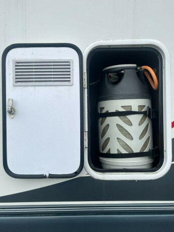 roller-team-t-line-xl-s-queensbed-senkeseng-webasto-stort-kj248leskap-registerkjede-lav-km-diesel-2013-big-11