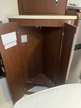 roller-team-t-line-xl-s-queensbed-senkeseng-webasto-stort-kj248leskap-registerkjede-lav-km-diesel-2013-big-69