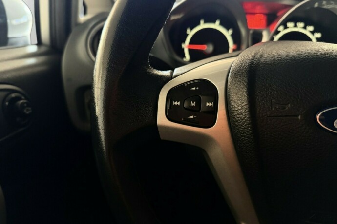 ford-fiesta-bensin-2010-big-21