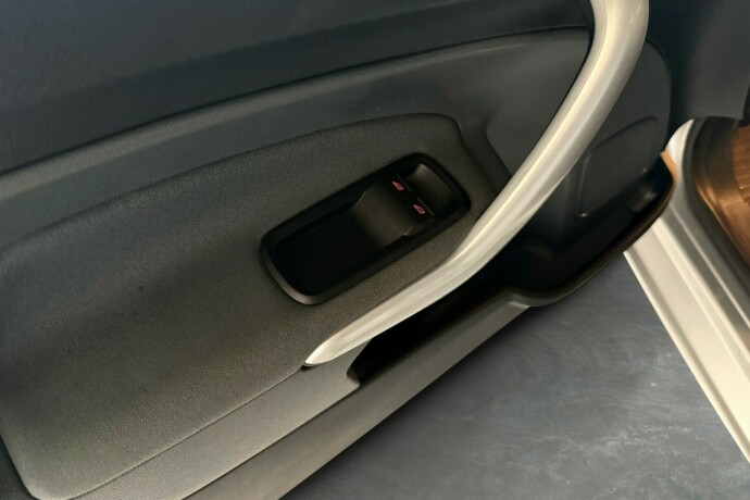 ford-fiesta-bensin-2010-big-13