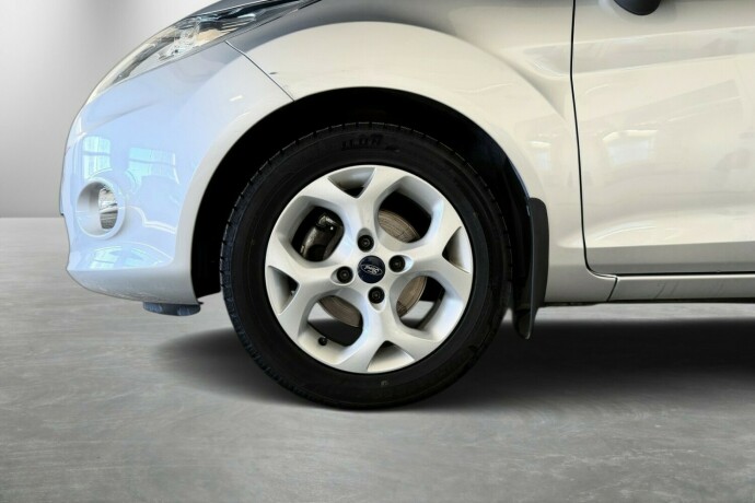 ford-fiesta-bensin-2010-big-5