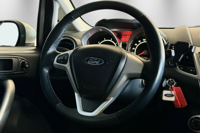 ford-fiesta-bensin-2010-big-20