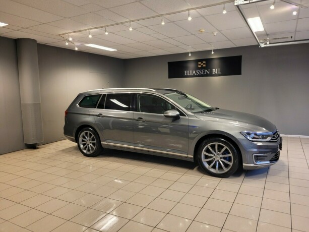 volkswagen-passat-plug-in-petrol-2017-big-2