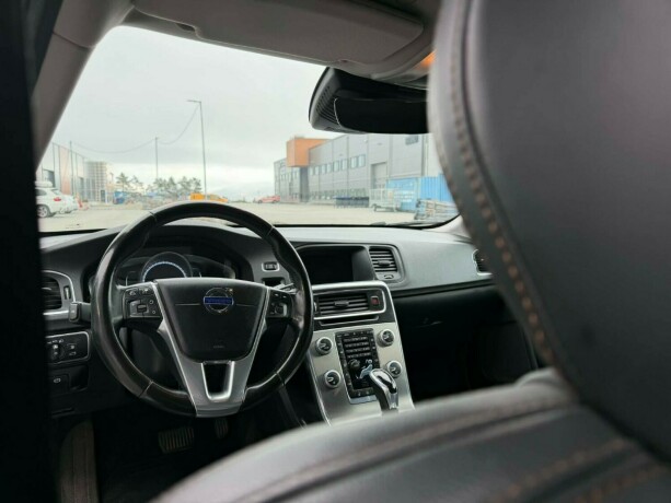 volvo-v60-cross-country-diesel-2016-big-23