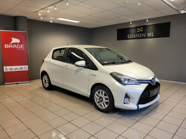 toyota-yaris-elektrisitetbensin-2016-big-0