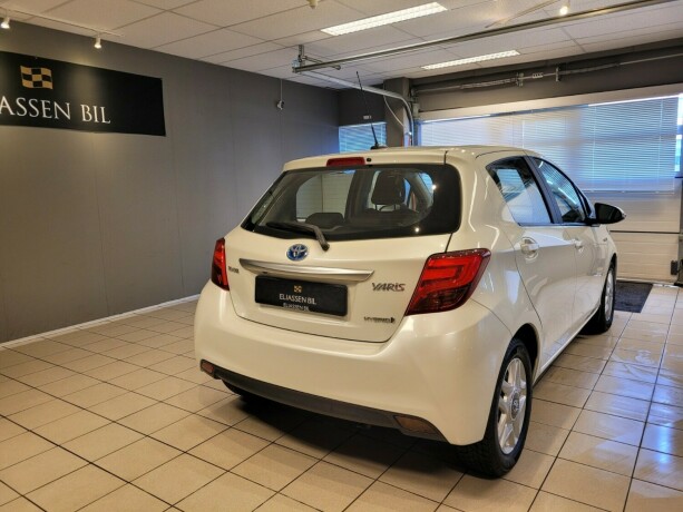 toyota-yaris-elektrisitetbensin-2016-big-5