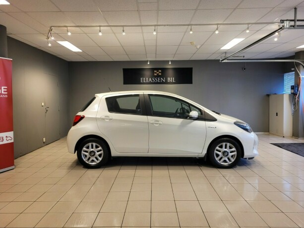 toyota-yaris-elektrisitetbensin-2016-big-3