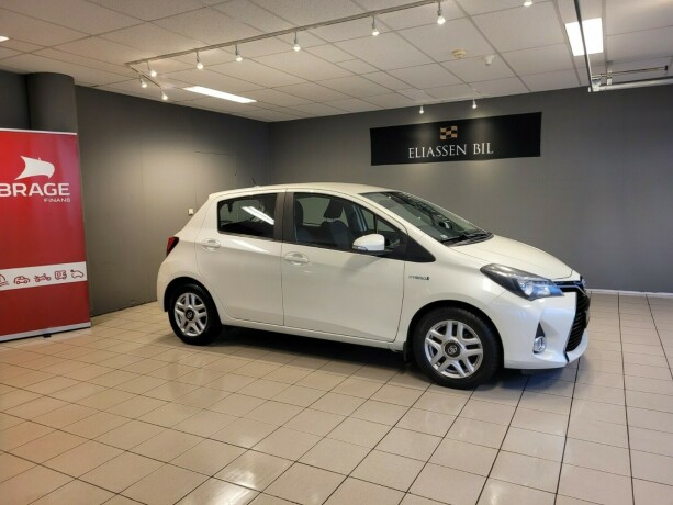 toyota-yaris-elektrisitetbensin-2016-big-2