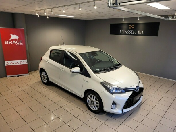 toyota-yaris-elektrisitetbensin-2016-big-1