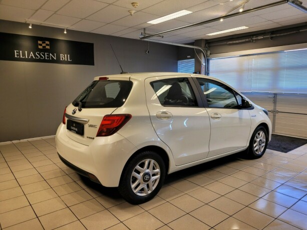 toyota-yaris-elektrisitetbensin-2016-big-4