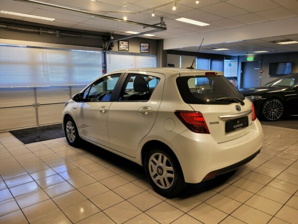 toyota-yaris-elektrisitetbensin-2016-big-6