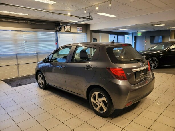 toyota-yaris-elektrisitetbensin-2016-big-6