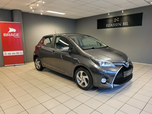 toyota-yaris-elektrisitetbensin-2016-big-0