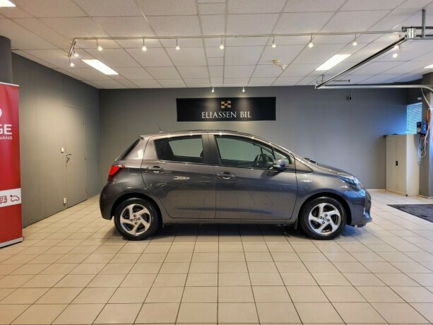 toyota-yaris-elektrisitetbensin-2016-big-3