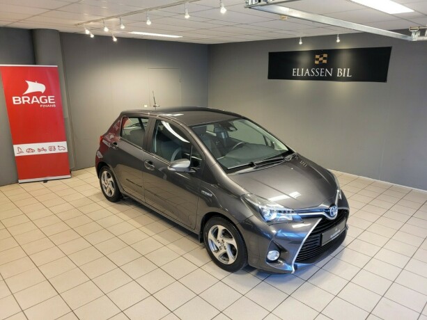 toyota-yaris-elektrisitetbensin-2016-big-1