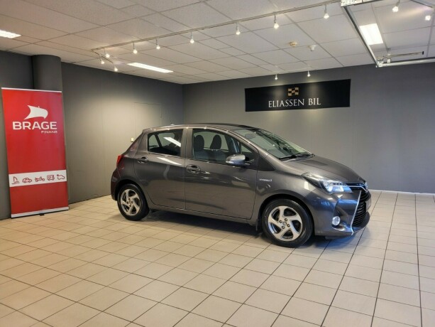 toyota-yaris-elektrisitetbensin-2016-big-2