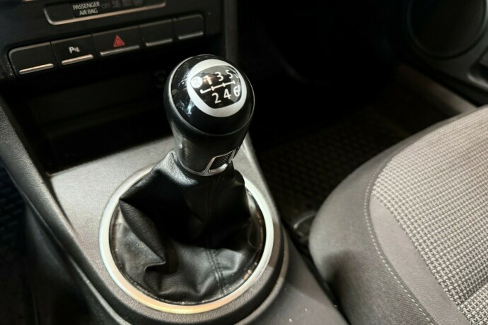 volkswagen-beetle-bensin-2012-big-10