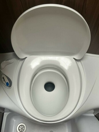 burstner-averso-nordic-600-tk-2-k248yesenger-lav-seng-bak-rundsittegruppe-vintervogn-alde-varme-i-gulv-2016-big-50