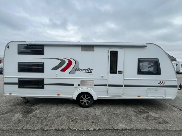 burstner-averso-nordic-600-tk-2-k248yesenger-lav-seng-bak-rundsittegruppe-vintervogn-alde-varme-i-gulv-2016-big-4