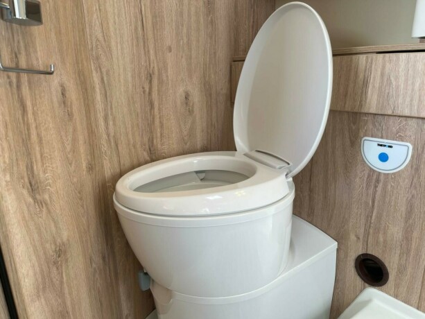 eura-mobil-pt-695-eb-2-enkle-senger-uten-senkeseng-truma-varmer-b-f248rerkort-meget-god-nyttelast-diesel-2020-big-60