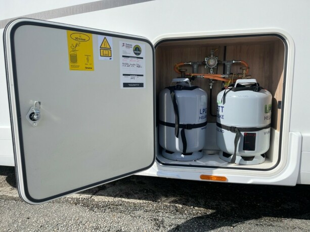 eura-mobil-pt-695-eb-2-enkle-senger-uten-senkeseng-truma-varmer-b-f248rerkort-meget-god-nyttelast-diesel-2020-big-11